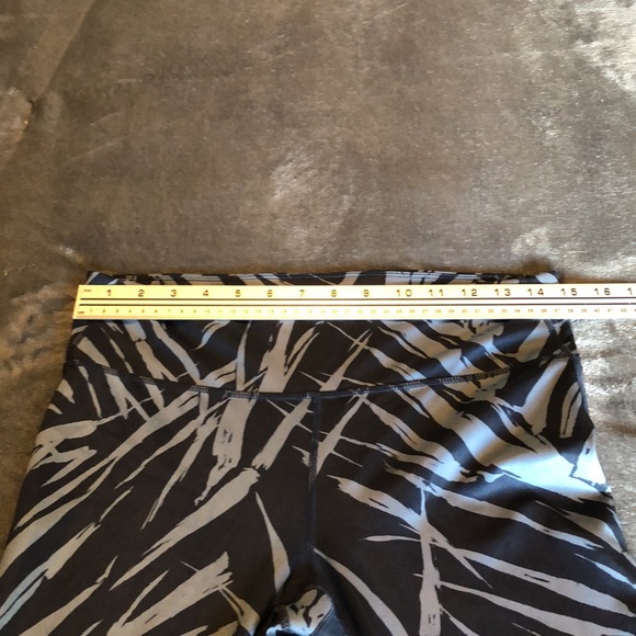 Women’s size medium gap fit g fast gray and black palm print leggings - Picture 5 of 12